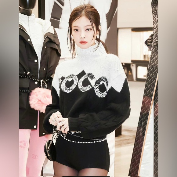 Chanel Coco beautiful Christmas sweater 😍 - Picture 14 of 16